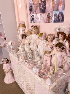 there are many dolls on the table in this room