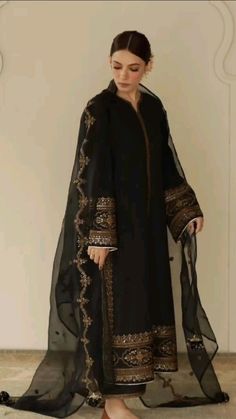 Velvet Pakistani Dress Simple, Black Ethnic Wear Indian, Black Desi Dress, Pakistani Fancy Dresses Wedding Outfits, Qawali Night Outfits, Latest Velvet Suit Designs, Western Ootd, Black Pakistani Dress