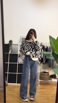 Casual Tomboy Outfits, Tops For Girls Stylish, Noor Khan, Social Climber, Jeans And T Shirt Outfit, Neat Casual Outfits, Modest Casual Outfits, Oversized Fashion, Camila Morrone