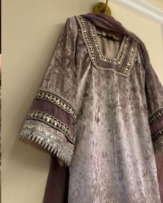 Velvet Pakistani Dress, Stylish Kurtis Design, Neck Designs For Suits, Pakistani Dresses Casual, Pakistani Fancy Dresses, Pakistani Fashion Party Wear, Fancy Dresses Long