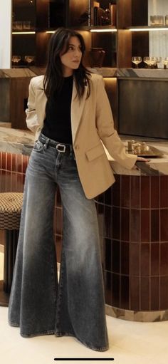 Flare Outfits, Friday Outfit For Work, Outfit Botas, Looks Jeans, Fashion Fails, Denim Flare Jeans, Casual Outfit Inspiration