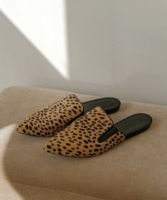 Pony Hair Mule Cheetah Cheetah - the new neutral. Sleek pointed toe that elongates the leg. Classic, wear-anywhere mule that will pull any outfit together. Made in Italy. Cheetah-print pony hair mules with lightly padded leather insole, elastic gussets at sides and a pointed toe. | Jenni Kayne Women's Pony Hair Mule Size 39 Black Leather Mules, Jenni Kayne, Suede Mules, Saddle Brown, Pony Hair, Gorgeous Shoes, Leather Mules, Brown Fashion, Vintage Jeans