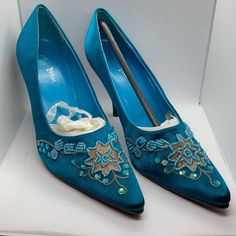 New Nature Breeze Turquoise Heels. Bronze Embroidered Front Flower Detail With Sequin And Bead Accents. Pointy Toe. Black Sole And Heel. Style Betty. 3.5” Heel From Floor To Bottom Of Heel. These Shoes Could Be Considered “New Old Stock”. I Am Unsure Of Their Manufacture Date And Have Done My Best To Look For Any Flaws From Storage. Blue Embellished Heels With Pointed Toe, Elegant Turquoise Heels For Party, Elegant Turquoise Evening Heels, Elegant Turquoise Party Heels, Turquoise Pointed Toe Party Heels, Pom Pom Heels, Eggplant Dress, Turquoise Heels, Blue Strapless Dress