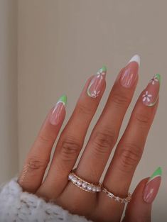 Holiday Nails Summer Almond Shape, August Nails Designs, Retro Nails, Wow Nails, Spring Acrylic Nails, Happy Nails, Her Nails, Hot Nails