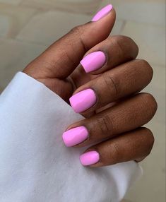 Elegant and Simple: Pastel Pink Short Nail Designs for Dark Skin Dark Pink Short Nails, Pink Short Nails Ideas, Nail Designs For Dark Skin, Pink Short Nail Designs, Daisy Nail Designs, Nails On Dark Skin, Dnd Polish, Pink Short Nails, Purple And Pink Nails