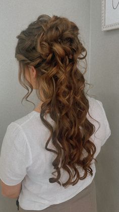 Party Hairstyles For Long Hair Updo, Prom Hair Styles Brunette, Wedding Romantic Hairstyles, Boho Hairstyles For Prom, Bridal Hair Half Up Curly Hair, Prom Hairdos Half Up Half Down, Cute Hairstyles For Prom Half Up, Long Curly Hair Updos Half Up, Prom Hair With Flowers Half Up