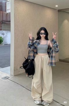 Korean Fashion Airport, Kpop Idol Off Duty Outfit, K Pop Airport Fashion Outfit, Girly Korean Fashion, Korean Fashion Summer Street Styles Seoul Cute Outfits, K Pop Outfits Casual, Korean Girl Fashion Aesthetic, Korean Girl Fashion Street Styles, Korea Style Outfits