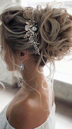 Hair Down Styles, Chic Hairstyle, Wedding Hairstyles Medium Length, Elegant Wedding Hair, Chic Hairstyles, Wedding Updo, Hair Vine