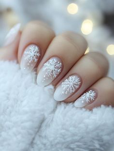 White Snowflake Christmas Nails, Basic Nails Christmas, Festive Nail Art Designs, White Simple Christmas Nails, Minimalist Xmas Nails, Subtle Christmas Nail Designs, Subtle Christmas Nails Gel, Acrylic Nail Designs Christmas Simple, Simple Christmas Nails Snowflake