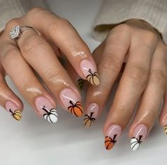 Pumpkin Outline Nails, Pumpkin Nails Square, Short Fall Nail Designs Autumn, Pumpkin Tip Nails, Pumpkin French Nails, Thanksgiving Nails French Tip, Short Pumpkin Nails, Pumpkin French Tip Nails