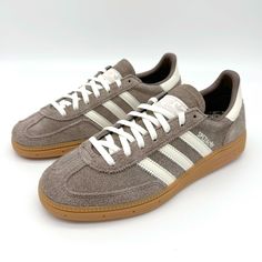 adidas Handball Spezial Earth Strata Braun Adidas Spezial, Chic Shoes, Adidas Outfit, Nike Dunk, Classic Mini, Grey And Beige, Adidas Sneakers, Streetwear Fashion, Balenciaga