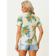 A great shirt to be paired with shorts or jeans. Enjoy the summer with the help of the Hawaiian leaf-printed shirt. Lend a touch of charm to your new season wardrobe with this shirt. Whether on carnivals, festivals, vacations, on the beach, or even at a theme party, you will certainly receive many compliments. Suitable for wearing to the beach. Hawaiian Leaf, Floral Leaves, Sleeve Packaging, Floral Short, Vintage Beach, Beach Shirts, Vintage Shirt, Womens Clothing Sizes, Tropical Leaves