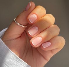 There's a new beauty trend taking over Instagram and it's absolutely stunning. Say hello to "quartz nails". Simple Wedding Nails, Trends Nails, Tips Nails, Designer Nails, Nails For Bride, Milky Nails, Style Nails, Spring Nail Trends, Quartz Nail