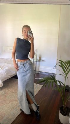 Looks Adidas, Outfit Leggings, Samba Outfit, Looks Pinterest, Denim Skirt Outfits, Europe Outfits, Long Denim Skirt, Denim On Denim, Rock Outfit