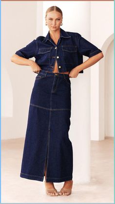 No te lo alacies. Tan Model, Look Jean, Denim Skirt Outfits, Flattering Jeans, Indigo Denim, Cropped Shirt, Denim Maxi Skirt, Stylish Work Outfits, Denim Trends