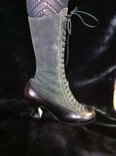 Gorgeous two-tone boots style 1900 in leather and suede laces. Very feminine, beautiful finishes, leather end and beautiful quality. Choose a size higher because they wear small. Edwardian Shoes, Two Tone Boots, Fashion Words, Gentleman Shoes, Classy Shoes, History Fashion, Star Shoes, Diva Fashion, Suede Lace