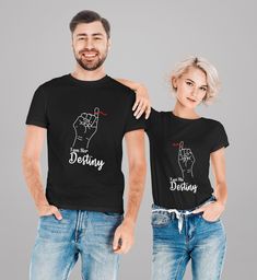 Camisetas de parejas leyenda de hilo rojo, el destino de ella, el destino de él, complemento perfecto: Ideales para un regalo especial. Confeccionada con algodón hilado en anillos, suave y duradero, esta camiseta es cómoda de usar durante todo el año. El corte clásico y el escote redondo ofrecen un estilo versátil adecuado para cualquier ocasión, formal o semiformal. Perfecto para cualquiera que busque un regalo único y reflexivo para un ser querido, especialmente relevante para cumpleaños, aniv Couples Cotton T-shirt Gift, Couples Cotton T-shirt For Gift, Black Cotton T-shirt For Couples, Black Cotton Couples T-shirt, Unique Gifts For Boyfriend, Personalized Short Sleeve T-shirt For Valentine's Day, Black Cotton T-shirt For Valentine's Day, Love T Shirt, Boyfriend Gifts