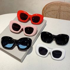 Introducing our Puffy Chic Square Sunnies by KAMMPT – the latest must-have accessory to elevate your eyewear game! Crafted with a unique inflated rim design, these sunglasses add a playful twist to your vintage-inspired look. Whether you're hitting the streets, lounging on the beach, or dancing the night away at a party, these sunnies are sure to turn heads and make a statement. Featuring gradient, anti-reflective lenses with UV400 protection, these sunglasses not only keep you looking stylish b Mirror Man, Gold Candy, Retro Glam, Rim Design, Sunglasses Women Fashion, Vintage Jewelry Necklace, Classic Gold, Gold Drop Earrings, Sunglasses Vintage