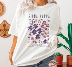 Sigma Kappa Oversized Shirt Sigma Kappa Flower Market Hoodie Sig Kap Flower Sweatshirt Sigma Kappa sorority shirt Unisex Shirt, Unisex Crewneck Sweatshirt, Unisex Hoodie *only back art on hoodie ► FIT UNISEX T-SHIRTS - Women typically wear one size down from their normal women's size or select your normal women's size for a little extra room to tie. TIE DYE/MINERAL WASH - Unisex shirts, but shrink a little in the dye process. Normal women's size should have some room FLEECE - Women typically wea Sigma Alpha Omega, Alpha Omega Epsilon, Alpha Alpha, Sorority Shirt, Alpha Omega, Flower Sweatshirt, Pull Oversize, Custom Greek Apparel, Sigma Kappa