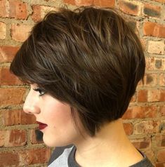 Feminine Shaggy Jaw-Length Bob Shag Cuts For Fine Hair, Haircuts Front And Back, Jaw Length Bob, Stacked Bob Haircuts, Short Stacked Bob Haircuts, Short Textured Hair, Brown Bob, Easy Care Hairstyles, Geometric Hair Clip