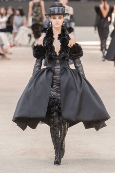 Chanel Fall 2017, Mode Chanel, Dress Design Drawing, Chanel Couture, Chanel Haute Couture, Couture Outfits, Fashion Now, Couture Week, Chanel Fashion