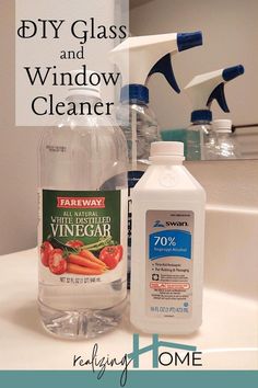 spray bottle, white vinegar, rubbing alcohol and mirro Vinegar Window Cleaner, Vinegar Glass Cleaner, Window Cleaner Recipes, Diy Window Cleaner, Glass Cleaner Recipe, Diy Glass Cleaner, Best Glass Cleaner, Diy Vinegar, Homemade Glass Cleaner