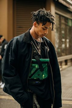 Wir dokumentieren den Style der modebewussten Besucher der London Fashion Week Men's January Fashion, Dude Clothes, London Fashion Week Mens, Mens Inspiration, Grandpa Style, London Fashion Weeks, Streetwear Winter, London Fashion Week Street Style, Sportswear Trends