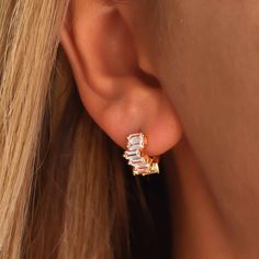 Sparkle and shine with these cute Crystal Huggie Hoops! These eye-catching earrings feature dazzling crystals for a bit of sparkle to brighten your day. Rock them with any look and enjoy the compliments 🙌😍! 💎💎 ✓ Material: 925 Sterling Silver ✓ Diameter: 10mm or 3/8 inch ✓ Finish: Sterling Silver ∙ 18K Gold ✓ Lenght: 0.55 inch / Width: 0,47 inch Best Friend Christmas Gift, Hoop Earrings Chunky, Tarnished Jewelry, Best Fragrances, Christmas Gifts For Friends, Huggie Hoop Earrings, Gold Hoops, Bridesmaid Earrings, Gold Hoop Earrings