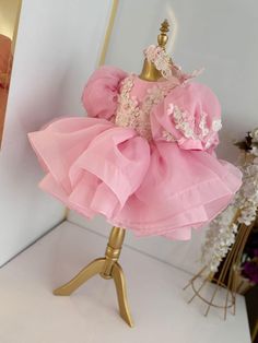 Rosa Baby-Mädchen geschwollenes Kleid, rosa 1. Geburtstag Kleid, rosa Tüll Prinzessinnenkleid, Blumen Mädchen Kleid, Kleinkind Abendkleid, rosa Geburtstagskleid Dieses Babykleid wird speziell für Ihr Baby Mädchen entworfen und handgefertigt. Ihre Tochter wird mit diesen Kleidern, die sie zu besonderen Anlässen wie Geburtstagen, Hochzeiten und Weihnachten tragen kann, wie eine Prinzessin sein. Dieses Kleid, das mit einer Spange den Stil Ihrer Tochter kreieren wird, ist ideal für besondere Anlässe Toddler Prom Dresses, Tulle Princess Dress, Pink Birthday Dress, Pink 1st Birthday, 1st Birthday Dress, Prom Dress Pink, 1st Birthday Dresses, Puffy Dresses, Pink Baby Girl