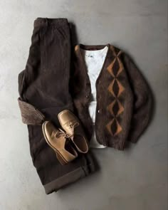 Brown Sweater Men Outfits, How To Style Brown Pants Men, Men’s Casual Clothing, Masc Thanksgiving Outfit, Brown Shoes Outfit, Brown Streetwear, Street Fashion Men Streetwear