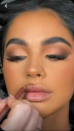 Natural Glam Makeup Tan Skin, Sharp Eyeshadow Looks, Matte Brown Smokey Eye Makeup, Nude Brown Makeup Looks, Smokey Matte Eye Makeup, Day Time Makeup Looks Simple, Matte Bronze Makeup, Brown Eyeshowdow Looks, Makeup For Cream Dress