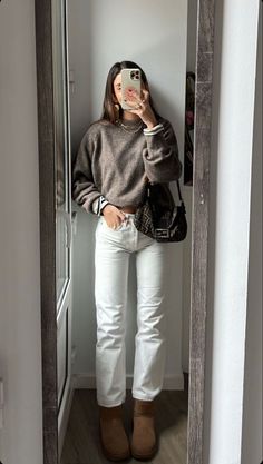 Uggs Tasman, Casual Dinner Outfit Summer, Going Out Outfits Casual, Amsterdam Outfit, Dinner Outfit Fall, Uggs Outfits, Outfit Botas, Cute Thanksgiving Outfits, Estilo Indie