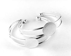 TYPE: Adjustable Bracelet Cuff w/ 18mm Blank Flat Pad For Gluing On Adornments SIZE: Adjustable,18mm (3/4inch) Bezel Setting MATERIAL: Nickel Free, Lead Free, Alloy Metal COLOR: Silver Plated QUANTITY: 2pcs For more BRACELET supplies, CLICK HERE! https://www.etsy.com/shop/MoonLightSupplies?ref=hdr_shop_menu&search_query=bracelet For more BLANK supplies, CLICK HERE! https://www.etsy.com/shop/MoonLightSupplies?ref=hdr_shop_menu&search_query=blank THANK YOU FOR SHOPPING MOONLIGHT SUPPLIES! Adjustable White Round Cuff Bracelet, Adjustable Silver Cuff Bracelet, Silver Round Cuff Bracelet, Nickel-free Silver Cuff Bracelet, Adjustable Round Cuff Bracelet, Bracelet Supplies, Bangle Diy, Bangles Diy, Round Circle