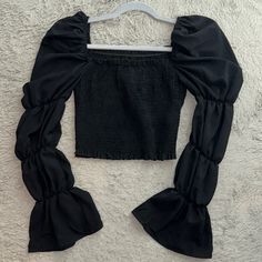 Balloon Sleeve Crop Top Size Small Can Be Worn On Or Off The Shoulder Black - Worn Once In Perfect Condition Green- Nwot Casual Black Blouse, Black Non-stretch Tops For Day Out, Black Non-stretch Top For Night Out, Long Sleeve Tops With Elastic Sleeves For Day Out, Non-stretch Black Top For Day Out, Casual Black Fitted Blouse, Black Crop Top Blouse For Spring, Black Puff Sleeve Crop Top For Spring, Black Long Sleeve Tops With Elastic Sleeves