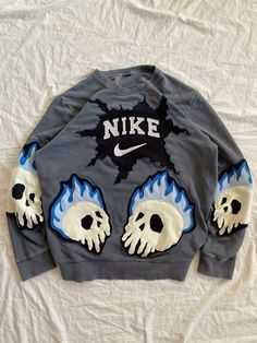 reworked nike burning skulls sweatshirt Patched Clothes, Sweatshirt Upcycle Diy, Hoodie And Jeans Outfit, Upcycled Hoodies, Thrifty Clothes, Nike Hoodie Outfit, Nike Reworked