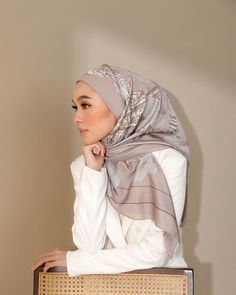 Scarf Fashion Photography, Fashion Outfits Hijab, Headshot Poses, Model Gamis, Hijab Designs, Hijab Style Tutorial, Hijab Trends