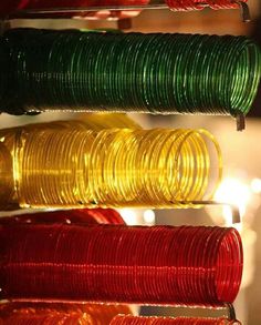 Churiyan Bangles Aesthetic, Red Glass Bangles, Eid Bangles, Fancy Bangles, Pakistani Bridal Hairstyles, Haldi Kumkum, Wedding Platters, Beautiful Bangles, Red Bangles