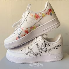 ewewewe Butterfly Shoe, Cute Converse Shoes, Black And White Butterfly, Casual Shoes Women Sneakers, Nike Shoes Women Fashion, Butterfly Shoes, Custom Painted Shoes, Diy Sneakers, Nike Fashion Shoes