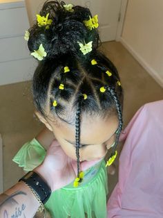 Little girls hairstyle with yellow rubberbands abd butterfly clips 💛 Spring Hairstyles For Kids, Colorful Rubber Band Hairstyles, Butterfly Clips Hairstyles Kids, Kids Hairstyles Black Natural Hair, Rubber Band Hairstyles Natural Hair Kids, Rubberband Hairstyles Kids, Hairstyles With Butterfly Clips, Rubberband Hairstyles Natural Hair, Butterfly Clips Hairstyles