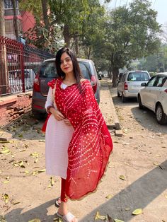 Red And White Kurti Design, Kurti Leggings Outfit, Leggings And Kurti, White Kurta With Red Dupatta, Bandhani Chudidar Designs, White Kurti Styling Ideas With Dupatta, White Kurti Outfit Ideas, Kurta Leggings Outfit, Kurti Leggings Style