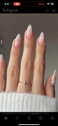 Snowflake Nails Acrylic Almond, Nail Art Winter Elegant, White Almond Christmas Nails, Short Nails Winter Ideas, Almond Shape Christmas Nails, Christmas Nails Neutral, Neutral Holiday Nails, Winter Nails Almond Shape, Neutral Christmas Nails