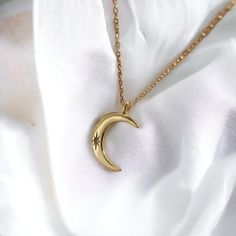 Complete your perfect look with the moon necklace from Vielring. The minimalist half moon necklace gold belongs to our necklace category. The perfect gift for you or a loved one. ∙Within Germany, shipping is free and will be sent within one working day∙. - Material: solid 925 sterling silver, 18k gold-plated - Length: 45 cm - Width: 1,5 mm - Finish: sterling silver ∙ 18k gold plated - All our items are made by hand, with love and care.♡ ∙Packaging∙ - All orders are packed by us in a high-quality Dainty Crescent Yellow Gold Charm Necklaces, Minimalist 14k Gold Moon Charm Necklace, Dainty Yellow Gold Crescent Charm Necklaces, Dainty Yellow Gold Moon Charm Necklace, Everyday Gold Crescent Charm Necklace, Minimalist Crescent Charm Necklace With Clavicle Chain, Dainty Crescent Charm Necklaces For Everyday, Minimalist Yellow Gold Charm Necklace With Moon Phase, Minimalist Crescent Clavicle Chain Charm Necklace