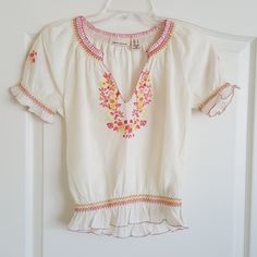 Brand New Pink Feminine Embroidered Top For Spring, Casual Pink V-neck Embroidered Top, Spring Pink Embroidered Feminine Top, Casual Pink Embroidered Top With Floral Design, Casual Pink Top With Floral Embroidery, Casual Pink Floral Embroidered Top, Pink V-neck Embroidered Top For Spring, Pink Casual Embroidered Top With Short Sleeves, Casual Pink Embroidered Top With Short Sleeves