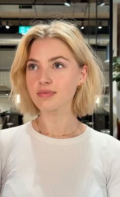 Chopped Bob Haircut Fine Hair, Blonde Bob Round Face, Gigi Hadid Short Hair, Bob Inspo Short Hair, Short Blonde Hair Round Face, Unstyled Bob, Short Hair Cuts Blonde, Short Hair Women Round Face, Blond Bob Hair