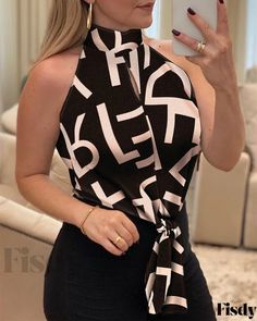 Fisdy - Top de cuello alto con detalle de lazo y elegante diseño estampado de letras Dresses Satin, Stylish Letters, Chic Type, Backless Top, High Neck Top, Halter Neck Top, Printed Ties, Cropped Tank Top, Letter Print