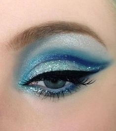 augen schminken lidschatten auftragen Blue Eyeshadow Makeup, Make Up Diy, Fantasy Make-up, Make Up Designs, Eyeliner Tips, Fairy Makeup, Makeup Step By Step, Eyeliner Brush