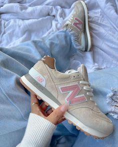 New Balance Shoes 574, Nb 574, Heel Sandals Outfit, Fly Shoes, Back To School Shoes, Jordan Shoes Girls, Pretty Shoes Sneakers, Kicks Shoes, Cute Nike Shoes