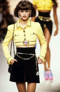 #90s #90schanel #chanel #vintagechanel #vintage #catwalk #catwalkclassics Chanel 1995 Spring, Chanel Spring 1995, Runway Fashion Chanel, Moda Chanel