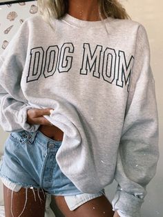 ORIGINAL DOG MOM CREWNECK – Olive Lynn Graphisches Design, Dog Mom Sweatshirt, Dog Mom Shirt, Mom Sweatshirt, Inspiration Mode, Waist Length, Casual Sweatshirt, Style Retro, Cute Shirts