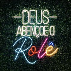 a neon sign that says deus abenco rio